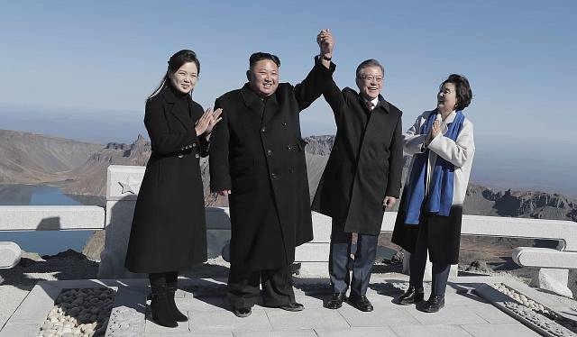 Vůdce KLDR Kim Čong-un a prezident Jižní Koreje Mun Če-in se svými manželkami na posvátné korejské hoře Paektu