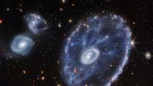 Snímek zachycený pouze pomocí kamery NIRCam ukazuje velkou galaxii připomínající kolo od vozu. Doprovází ji dvě menší spirální galaxie přibližně stejné velikosti