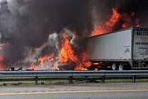 Při nehodě na floridské dálnici začalo hořet palivo, sedm lidí zemřelo