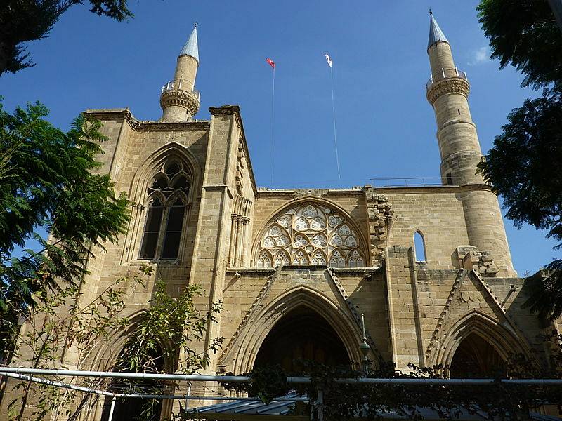 V kyperském hlavním městě Nikósie, respektive Lefkósie, které je rozděleno na tureckou a řeckou část, se mísí vlivy evropské a islámské. Jde o moderní město s množstvím historických památek.