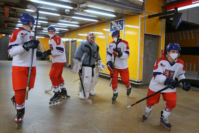 Po pražském metru se proháněli olympionici.