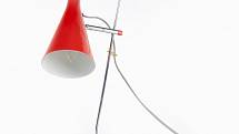 Ikonická červená stolní lampička vyrobená v OPP Jihlava v sedmdesátých letech podle návrhu Štěpána Taberyho.