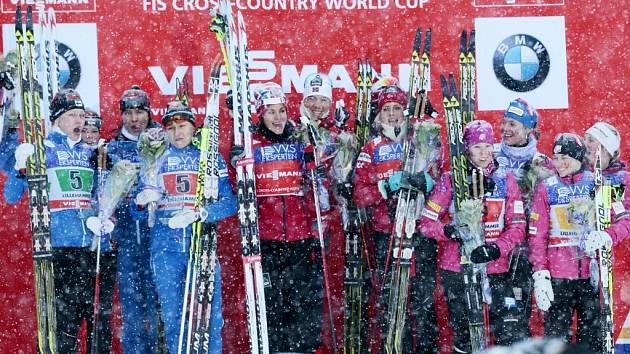 Sněhová vánice a stupně vítězů po závodě štafet v Lillehammeru
