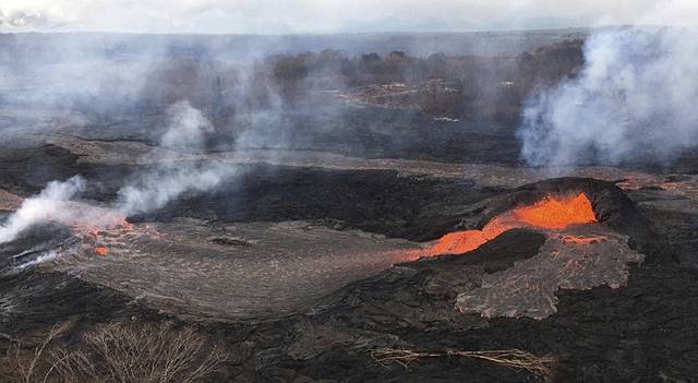 Láva ze sopky Kilauea vytváří až třicetimetrové bariéry