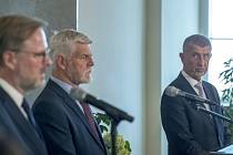 Český premiér Petr Fiala (vlevo), prezident republiky Petr Pavel (uprostřed) a pravděpodobný příští premiér Andrej Babiš.