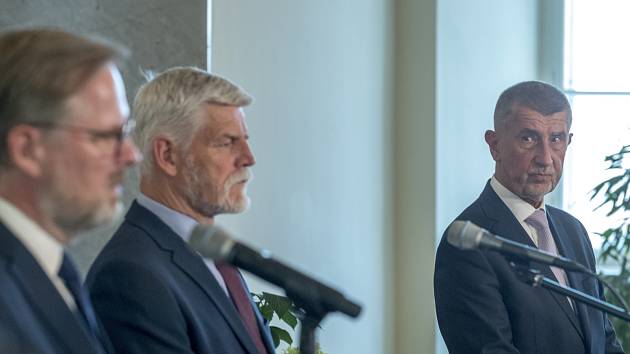 Český premiér Petr Fiala (vlevo), prezident republiky Petr Pavel (uprostřed) a pravděpodobný příští premiér Andrej Babiš.