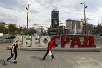 Lidé na náměstí v srbském Bělehradě
