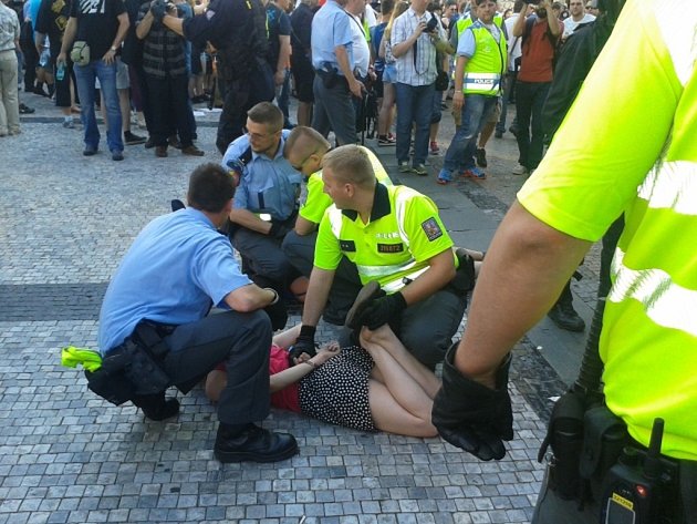 Demonstrace proti imigraci, proti kvótám a za vystoupení z EU, která dnes odpoledne začala na Václavském náměstí, se zúčastnilo podle policejních odhadů asi 500 lidí.