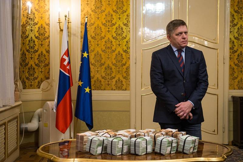 Slovenský premiér Robert Fico s jedním milionem eur v hotovosti pro toho, kdo pomůže odhalit pachatele vraždy novináře Kuciaka