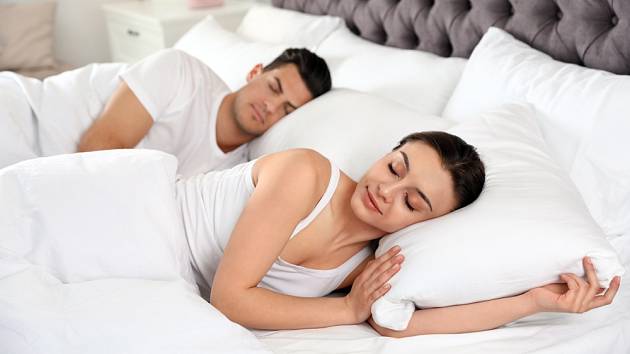 Sdílení postele se svým partnerem může mít značné výhody pro váš spánek. 