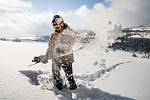 Eva Samková využila restrikcí k zajímavé aktivitě. Vyrazila na zasněžené svahy jen v doprovodu fotografa. „Byla to pohoda, vždy něco vymyslí,“ řekla snowboarďačka, která je doma v Krkonoších, ale ráda trénuje a závodí na Dolní Moravě.