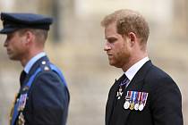 Britský princ William a princ Harry u kaple sv. Jiří v Londýně 19. září 2022