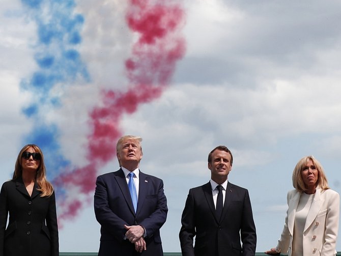 Prezidentské páry USA a Francie sledují oslavy 75. výročí vylodění v Normandii.