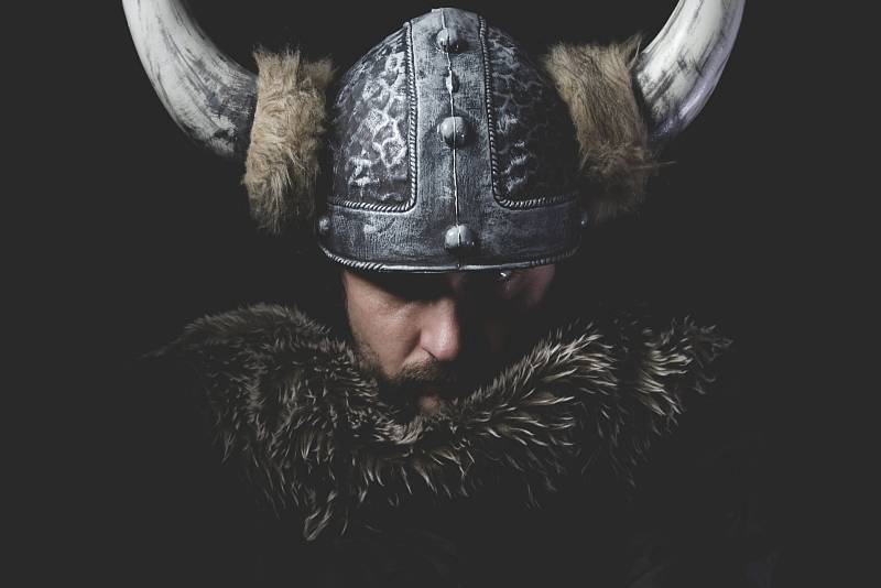 Představa Vikinga s rohatou helmou.