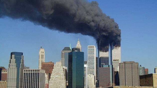 Nejslavnějším a nejhrozivějším útokem připisovaným Al-Káidě se stal nálet do věží Světového obchodního centra a do Pentagonu unesenými letadly 11. září 2001. Na snímku kouř stoupající z obou věží poté, co do každé z nich únosci narazililetouny Boeing 767.
