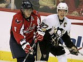 Dvě velké postavy NHL, Alexander Ovečkin z Washingtonu (vlevo) a Sidney Crosby z Pittsburghu stanuly proti sobě. 