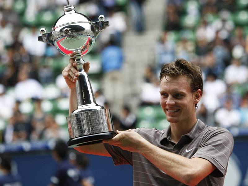 Tomáš Berdych zvedá trofej pro tenisového krále Tokia.