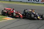 Felipe Massa (Ferrari - vlevo) v kolizi s Red Bullem Davida Coultharda.