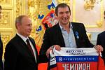 Il giocatore di hockey Alexander Ovechkin ha stretti rapporti amichevoli con il leader russo Vladimir Putin.