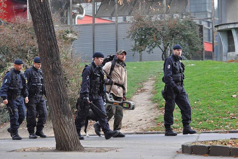 Nemalou pozornost vzbudil v pondělí dopoledne průvod policistů před hlavním nádražím v centru Prahy – přičemž žena v černé uniformě nesla pouzdro s mačetou. 