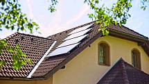 Při plánování fotovoltaické elektrárny je nutné brát v potaz i možné zastínění komíny či stromy.