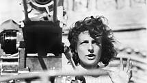 Režisérka Leni Riefenstahlová při natáčení filmu Nížina. Později se tento film stal předmětem soudního sporu, komparzisty si totiž režisérka vybrala v koncentračním táboře