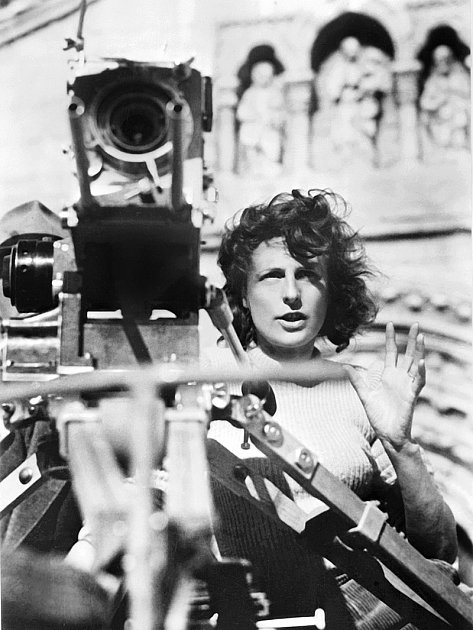 Režisérka Leni Riefenstahlová při natáčení filmu Nížina. Později se tento film stal předmětem soudního sporu, komparzisty si totiž režisérka vybrala v koncentračním táboře.