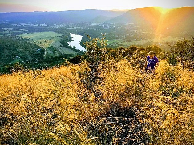 Na první pohled idylická krajina v kráteru Vredefort. Kráter ovšem vznikl po nárazu asteroidu, který před zhruba 2 biliony let zřejmě vyhubil velkou část života na Zemi.