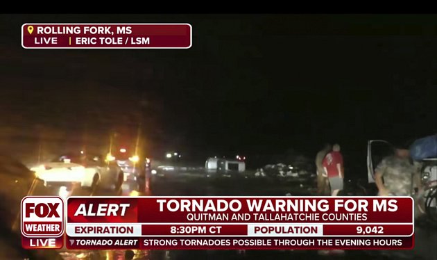 Snímek z přenosu televize Fox Weather ukazuje bezprostřední následky nepříznivého počasí ve městě Rolling Fork, 24. března023.    Washington - Nejméně 14 lidí zahynulo v jižním americkém státě Mississippi, kterým se v noci na dnešek prohnalo ničivé tornád