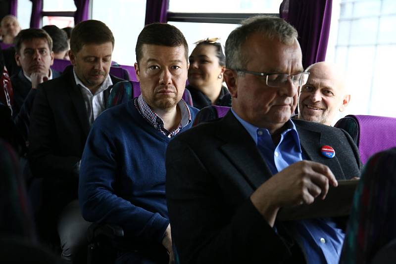 Netradiční předvolební debata Deníku: s politiky na cestě autobusem.