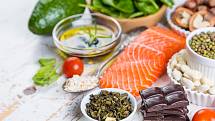 Při nízkocholesterolové dietě byste měli do stravy zařadit více rostlinných olejů (řepkový, olivový, lněný), ovoce, zeleninu, celozrnné výrobky, libové maso a ryby