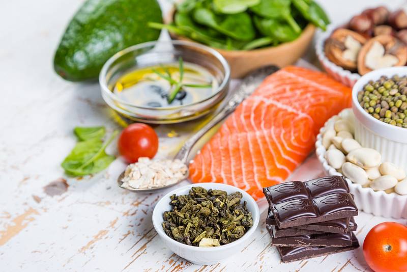 Při nízkocholesterolové dietě byste měli do stravy zařadit více rostlinných olejů (řepkový, olivový, lněný), ovoce, zeleninu, celozrnné výrobky, libové maso a ryby