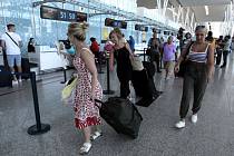 Turisté na letišti v Tunisku
