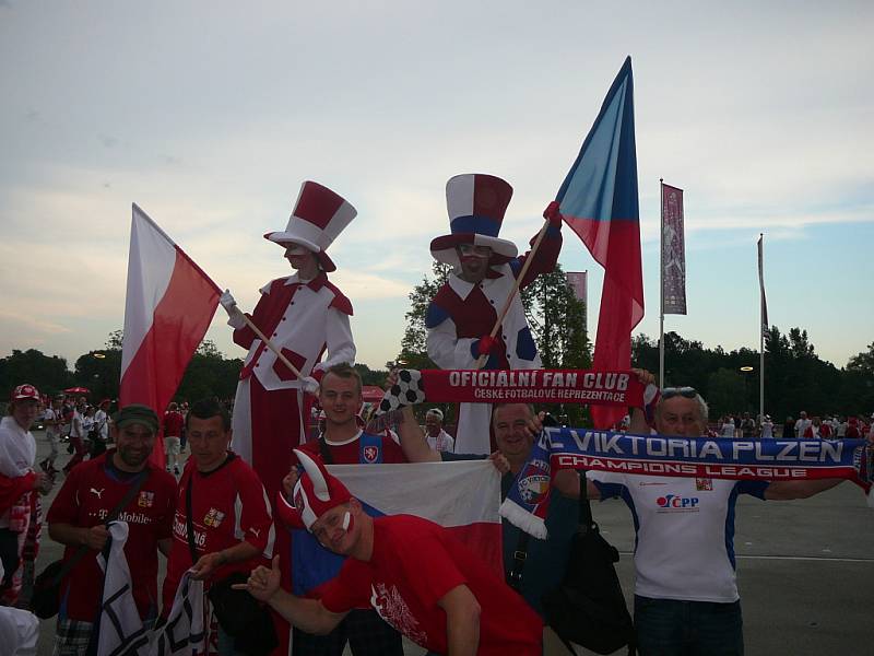 Třetí vítěz společné soutěže Oficiálního fanclubu české reprezentace a Deníku „Fandím nároďáku!“ Daniel Javorský a jeho otec Petr Javorský cestovali na Euro na rozhodující zápas českých fotbalistů s Polskem.