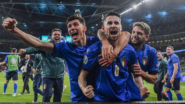 Fotbalisté Itálie se radují z postupu do finále.