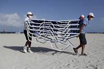 Pracovníci odklízejí lehátka z pláže v Miami Beach na Floridě před příchodem hurikánu Isaias
