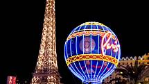 Hotel a kasino Paris v Las Vegas nabízí kopii Eiffelovy věže. Měří polovinu, co skutečná.