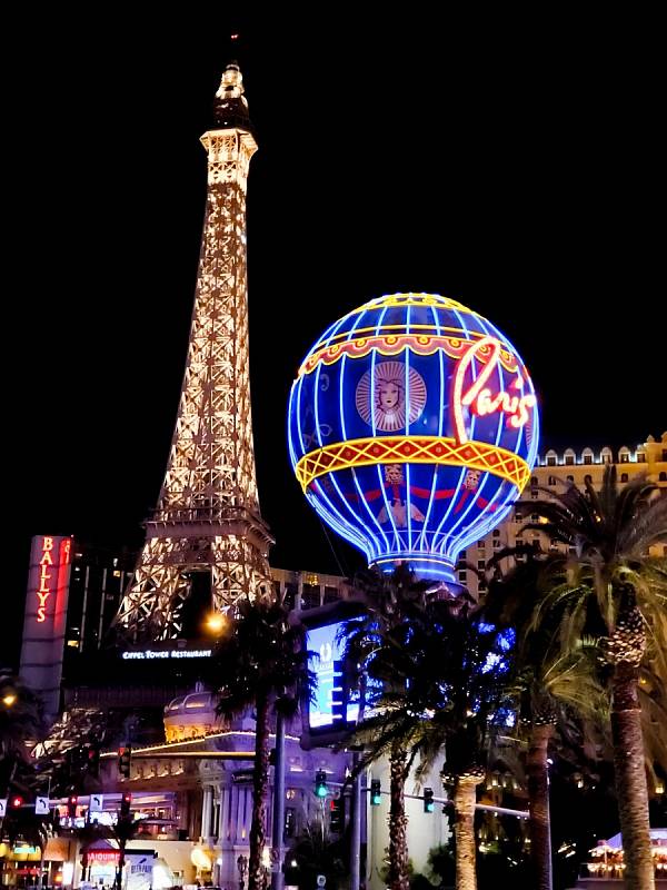 Hotel a kasino Paris v Las Vegas nabízí kopii Eiffelovy věže. Měří polovinu, co skutečná.