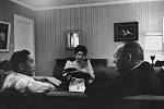 Prezident Ferdinand Marcos s manželkou Imeldou se v Manile setkávají s prezidentem Lyndonem B. Johnsonem