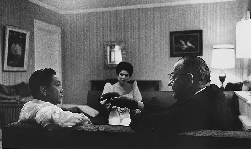 Prezident Ferdinand Marcos s manželkou Imeldou se v Manile setkávají s prezidentem Lyndonem B. Johnsonem