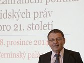Ministr zahraničí Lubomír Zaorálek (ČSSD) dnes na mezinárodní konferenci v Černínském paláci o politice lidských práv v 21. století kritizoval institucionali­zované pojetí lidských práv a jejich účelové využívání. 