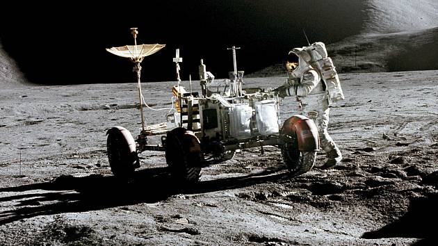 LRV a kosmonaut na povrchu Měsíce.