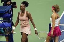 Česká tenistka Karolína Muchová (vpravo) a Venus Williamsová z USA v 1. kole US Open