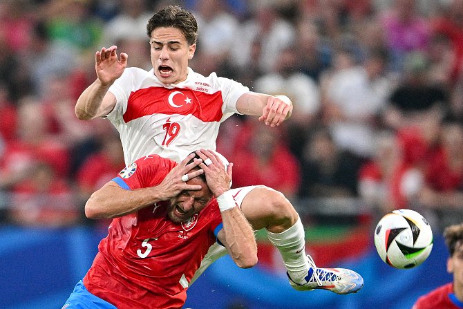 Utkání skupiny F mistrovství Evropy ve fotbale: Česko - Turecko, 26. června 2024, Hamburk, Německo. Kenan Yildiz z Turecka a Vladimír Coufal z Česka.