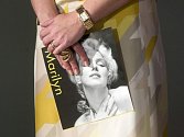 Jízdárna Pražského hradu ve čtvrtek otvírá prestižní výstavu Marilyn věnovanou nestárnoucí magii slavné hollywoodské herečky a idolu mužů.