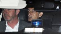 Nicolas Sarkozy opouští po mnohahodinovém výslechu policii
