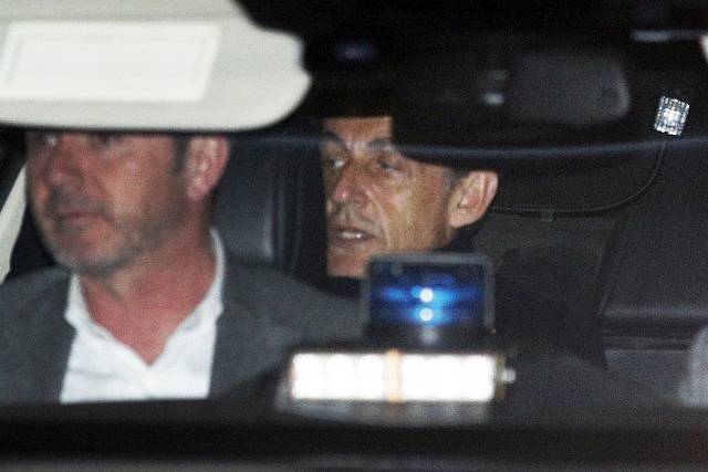 Nicolas Sarkozy opouští po mnohahodinovém výslechu policii