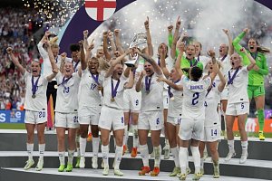 Fotbalistky Anglie slaví titul mistryň Evropy.
