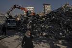 Odklízení trosek budovy v tureckém městě Kahramanmaras, která se zřítila při zemětřesení, 17. února 2023