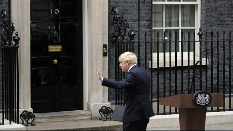 Boris Johnson odchází od řečnického pultu před sídlem britských premiérů v londýnské Downing Street, 7. července 2022